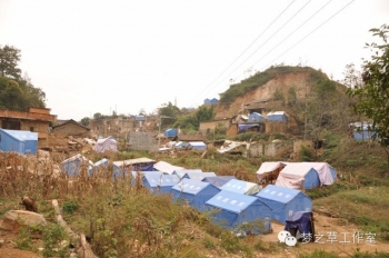 沿路上，雖然地震已經過去很久，但失去家園的人們還是只能住在這樣的救災帳篷里。